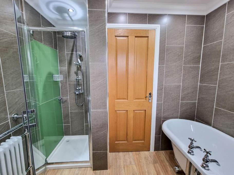 Stunning Family Home Close To The City Centre マンチェスター エクステリア 写真