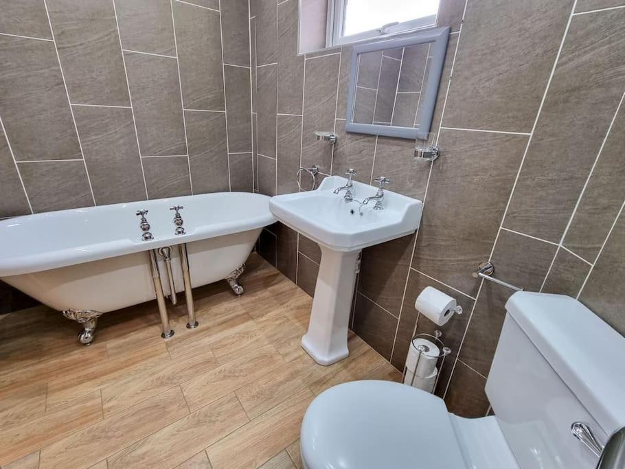 Stunning Family Home Close To The City Centre マンチェスター エクステリア 写真