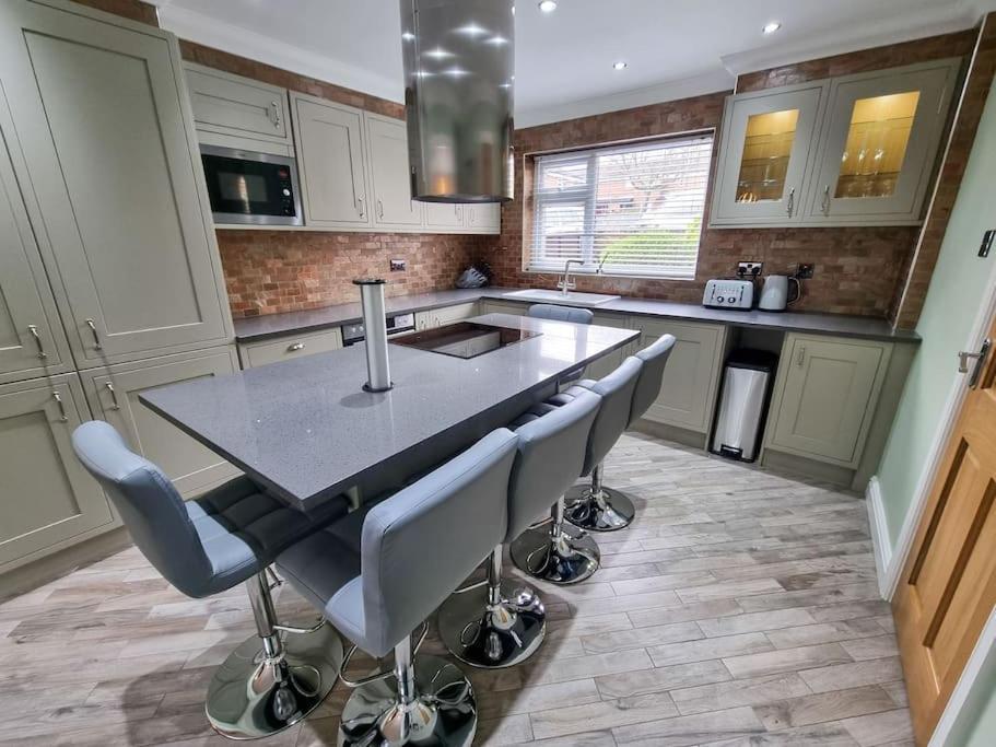 Stunning Family Home Close To The City Centre マンチェスター エクステリア 写真